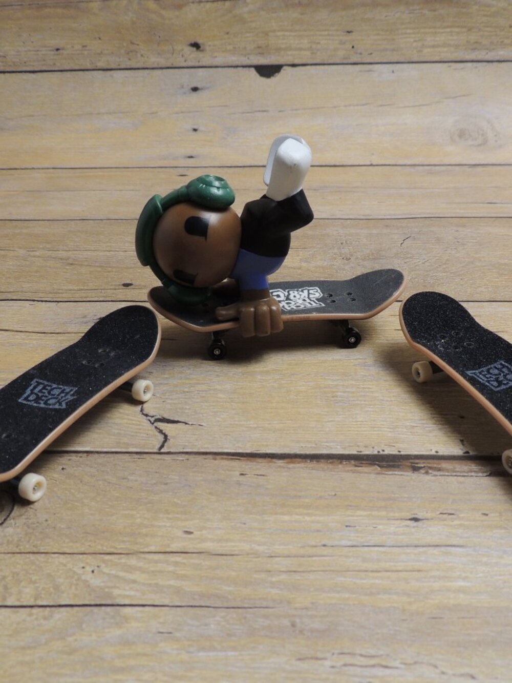 TECH DECK STARTER LOT (3 PACK + SK8 CREW FIGURE)